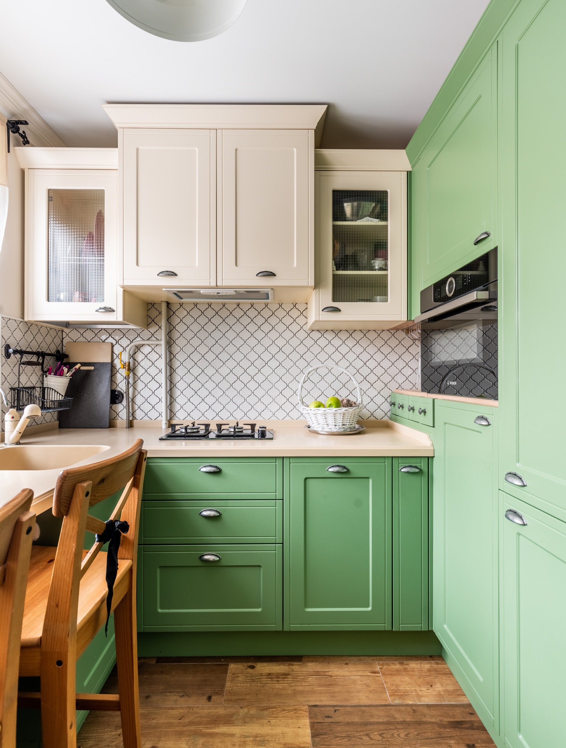 Small U-Shaped Kitchen Idea with Breakfast Bar - House Design 3D
