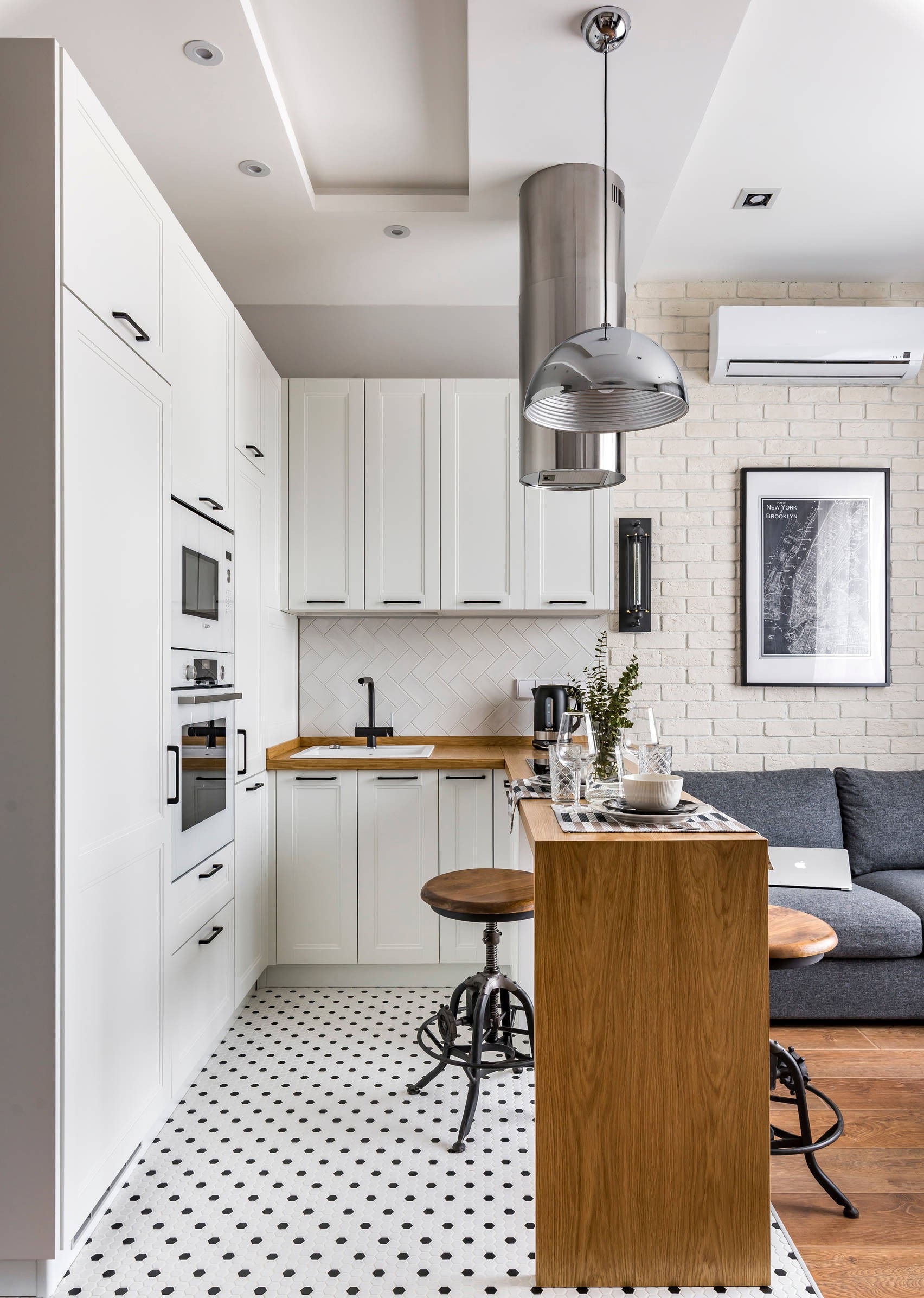 Small U-Shaped Kitchen Idea with Breakfast Bar - House Design 3D